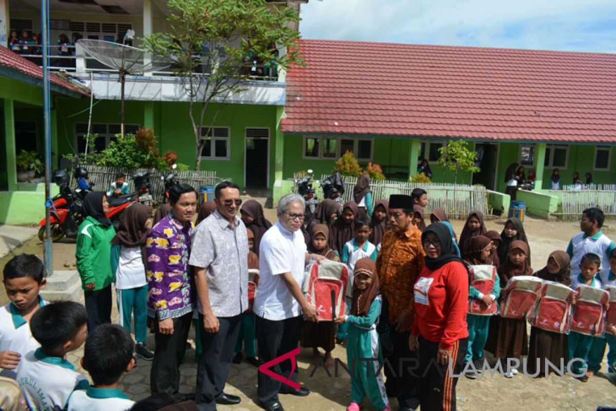 CNOOC tetap bantu siswa di Lampung Timur