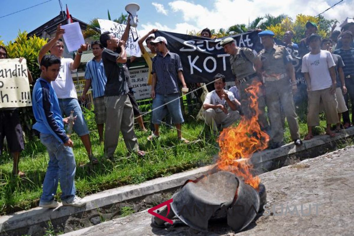 Warga demo pelaksana kepala desa