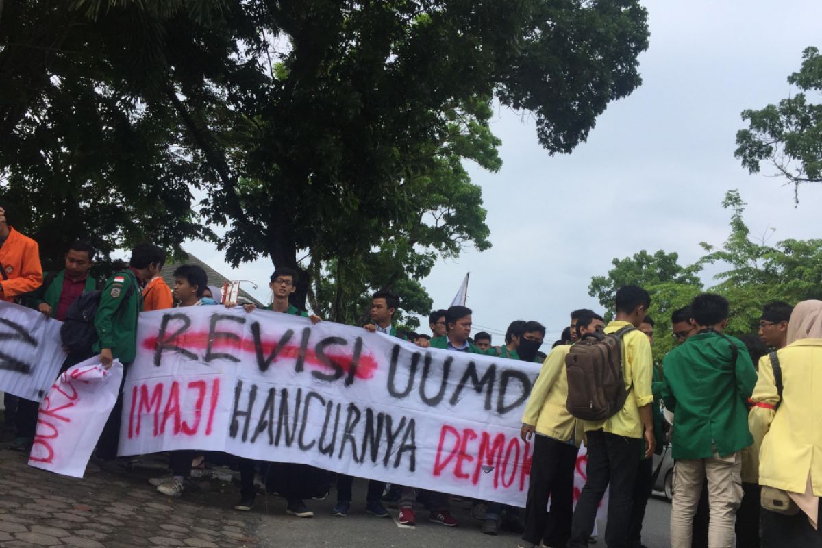 Mahasiswa  tuntut pembatalan UU MD3 dalam unjuk rasa di gedung DPRD Sumbar (Video)