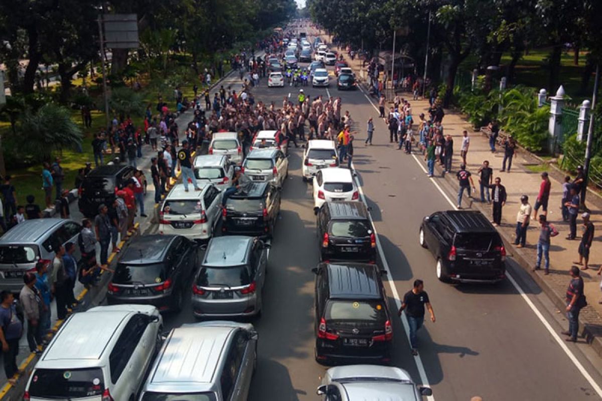 Massa taksi online terhadang, jalan Merdeka Barat tutup
