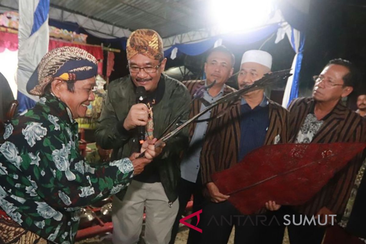 Djarot nonton wayang bersama warga