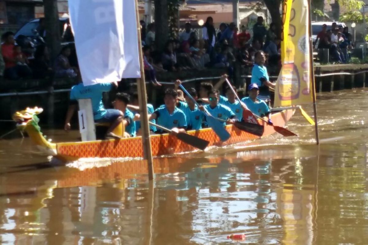 Lomba perahu 