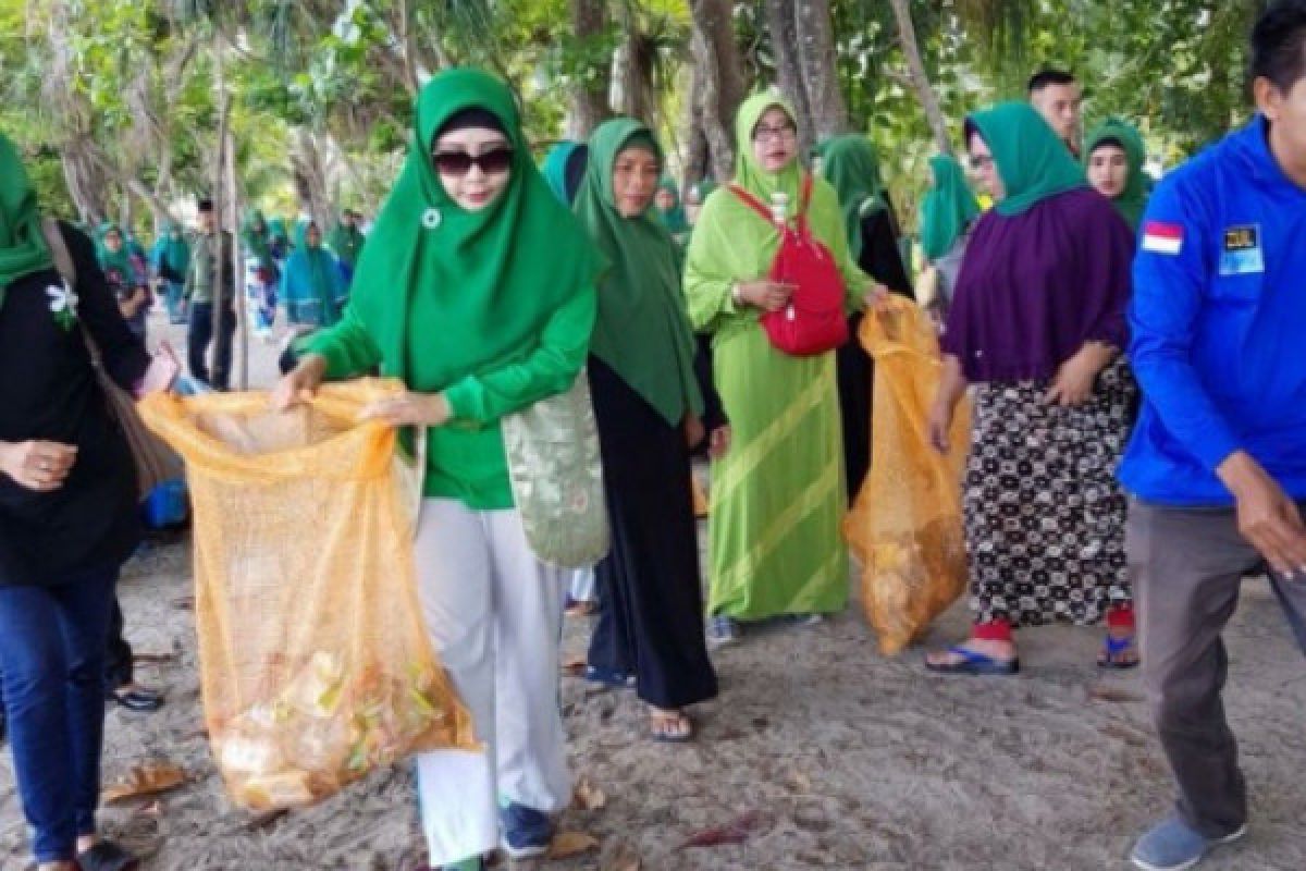 SRD Bersih-bersih Pantai Peringati Hari Perempuan