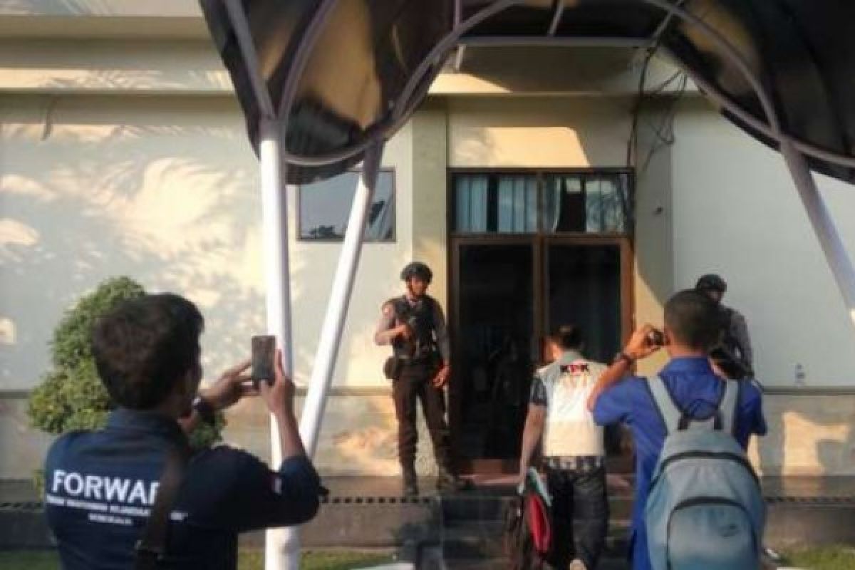 Gawat, KPK Geledah Kantor DPRD Bengkalis Sore ini Dikawal Polisi Bersenjata Lengkap