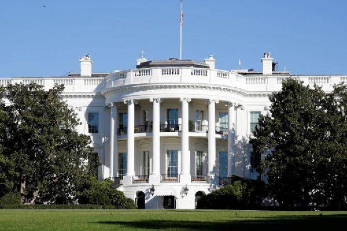 Presiden Donald Trump dikawal meninggalkan pengarahan setelah penembakan Gedung Putih