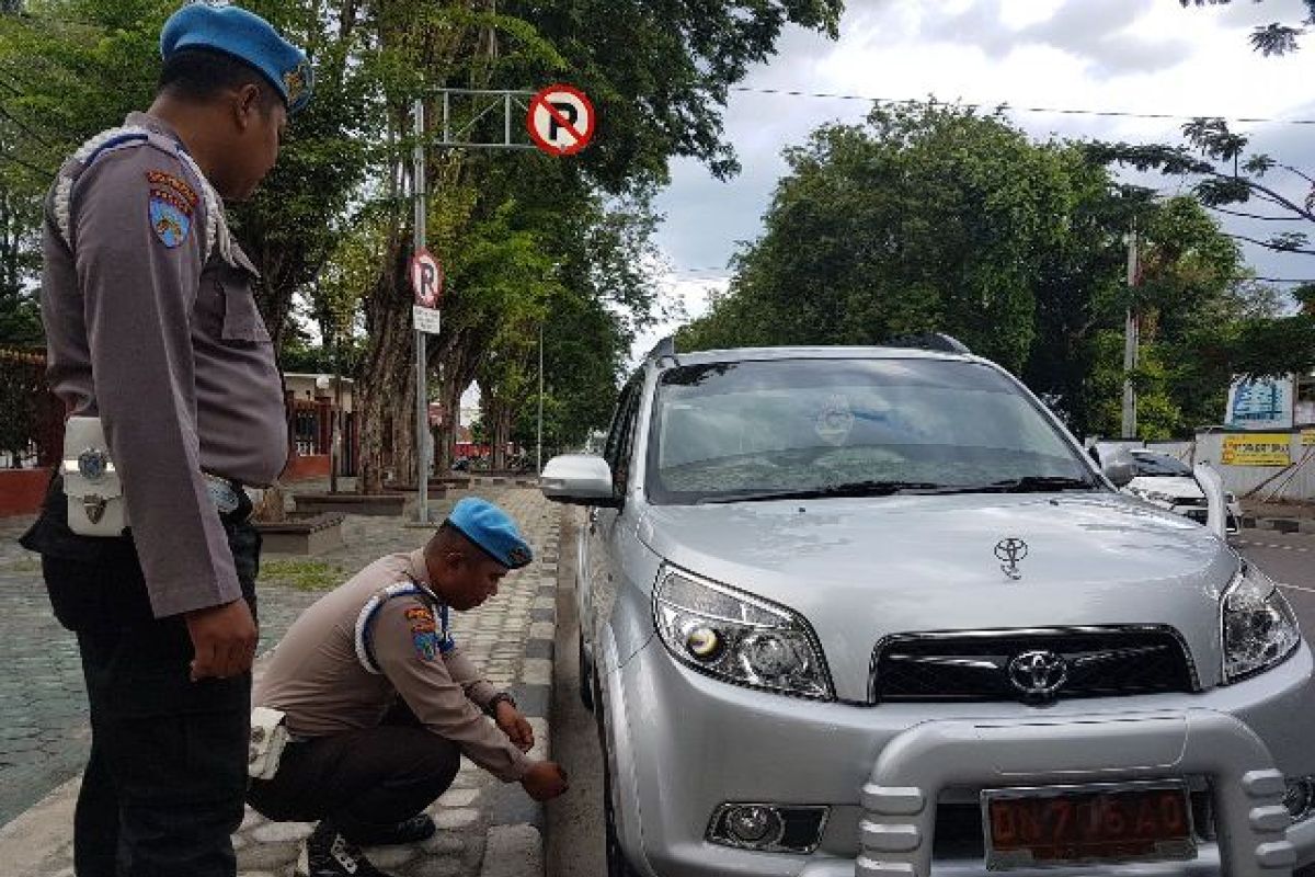 Polisi gembosi mobil polisi yang parkir di KTL