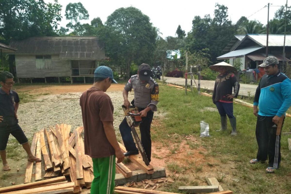 Gotong royong bangun pagar halaman sekolah perbatasan