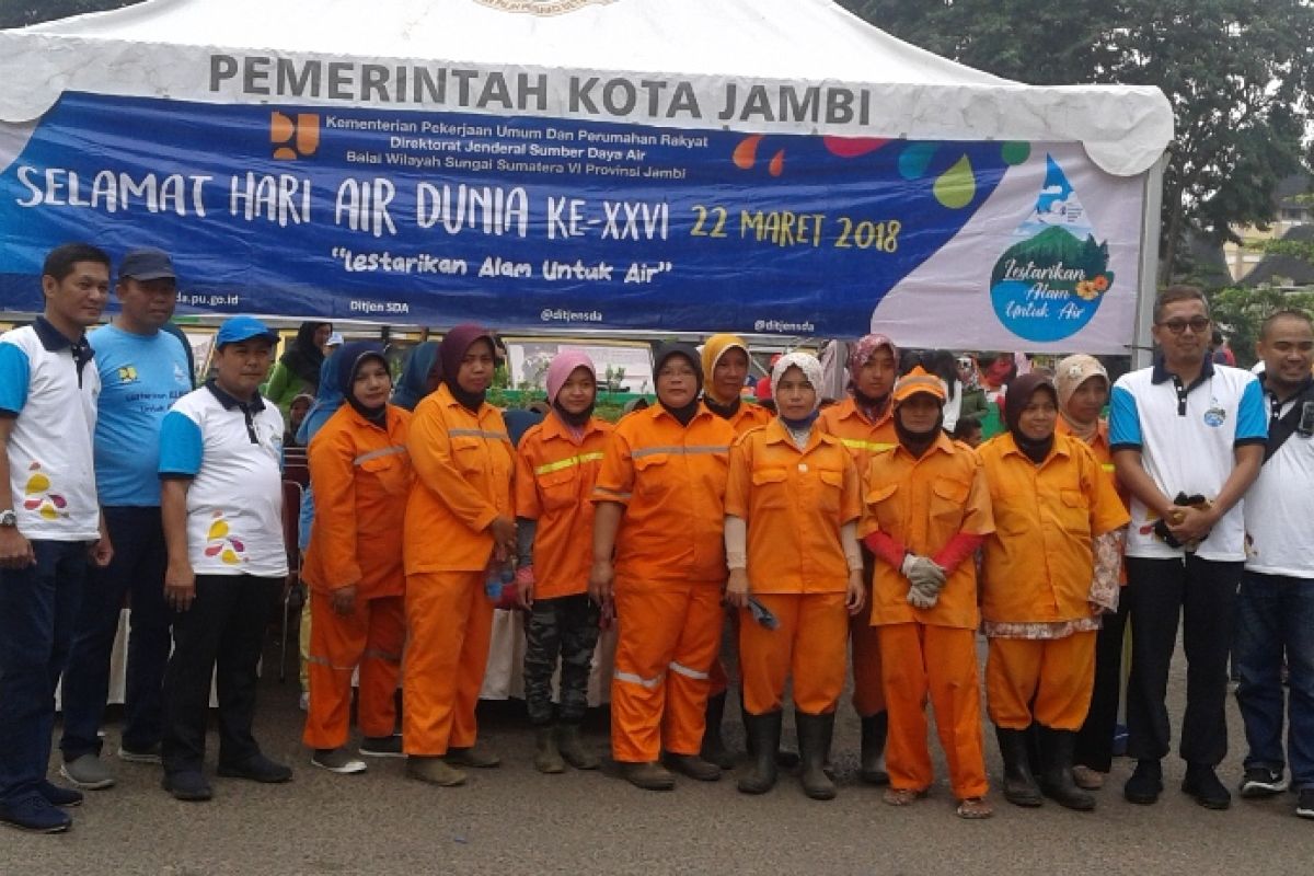 Karyawan PDAM Kota Tangerang Tebar Benih Ikan