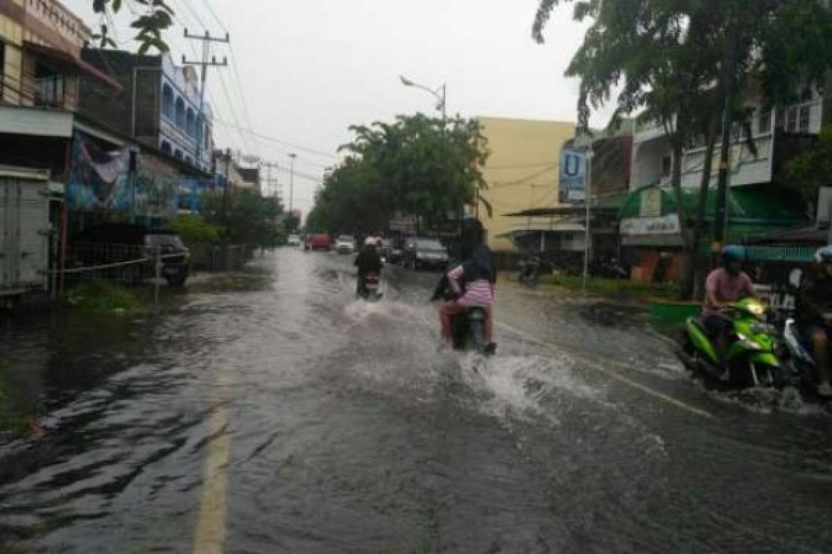 Hujan Sejak Dini Hari, Sejumlah Ruas Jalan Banjir di Bengkalis