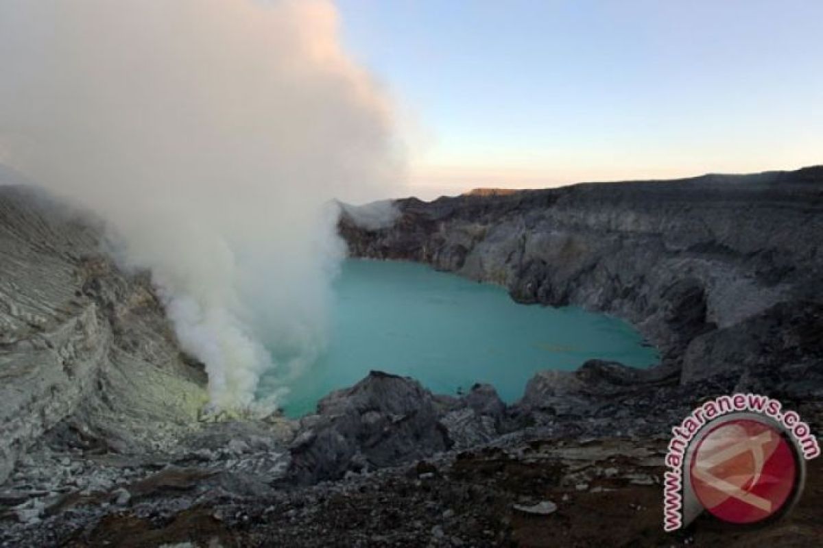 Luhut-Sri Mulyaninikmati Kawah Ijen Banyuwangi