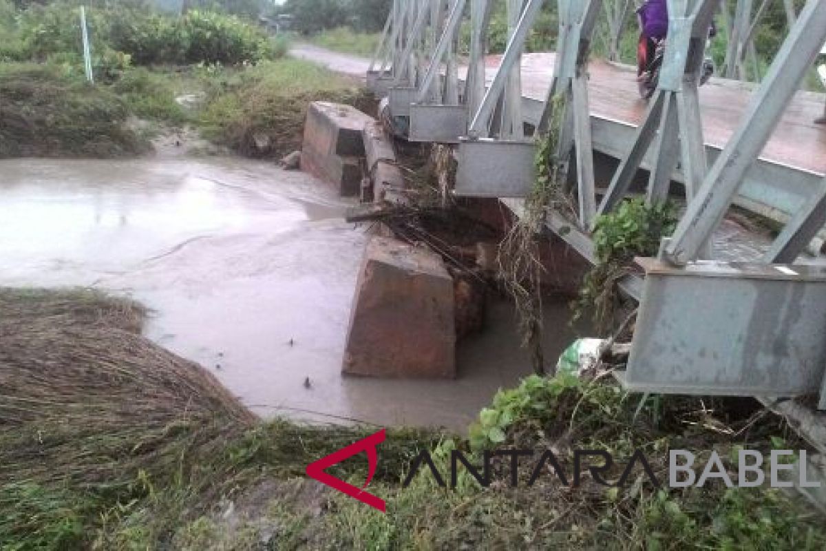 Pondasi Jembatan Belolaut Muntok banyak pecah pascabanjir