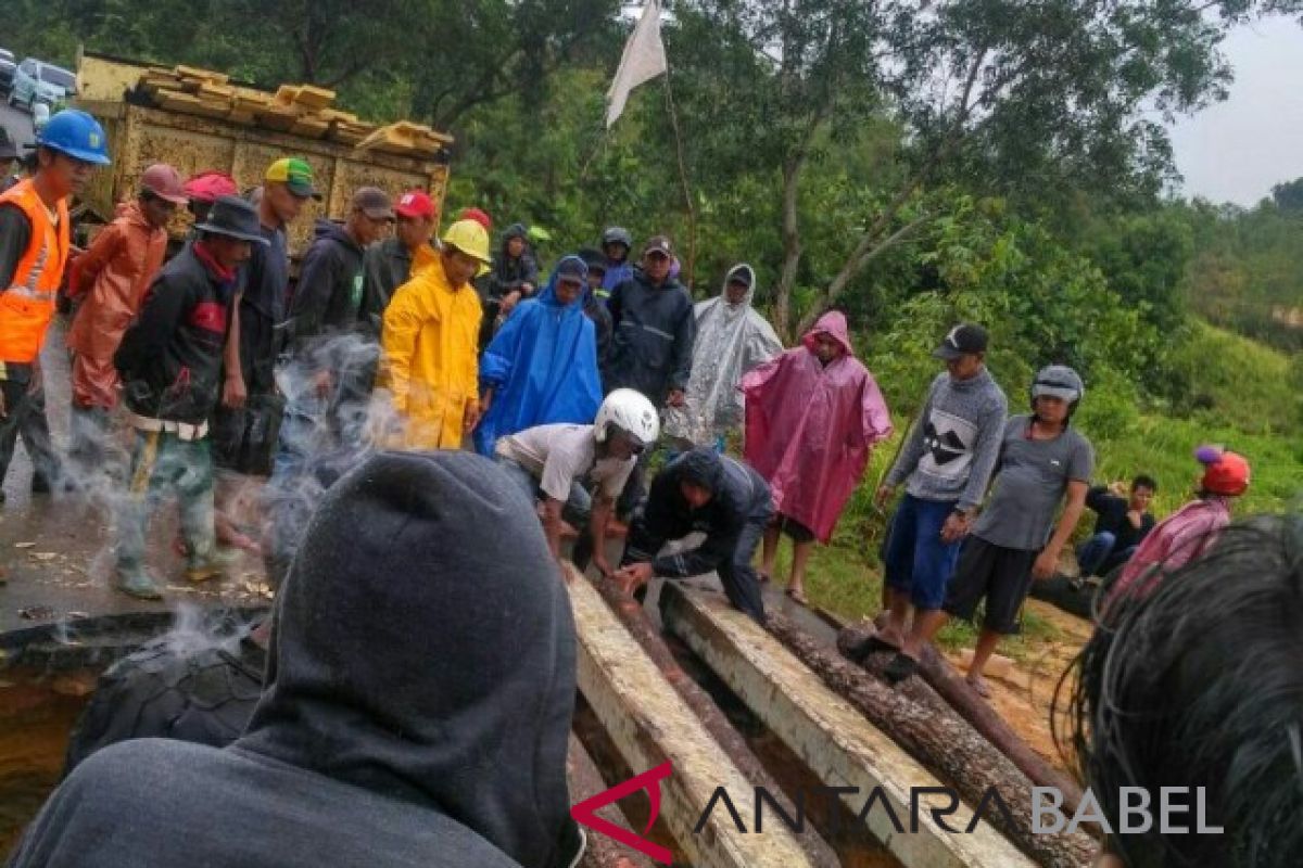 Warga Airputih bantu bangun jembatan darurat