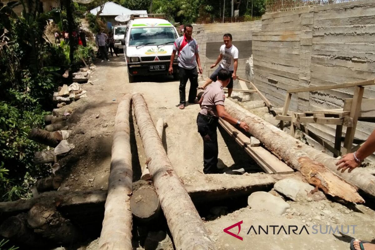 Jembatan darurat Saono ambruk