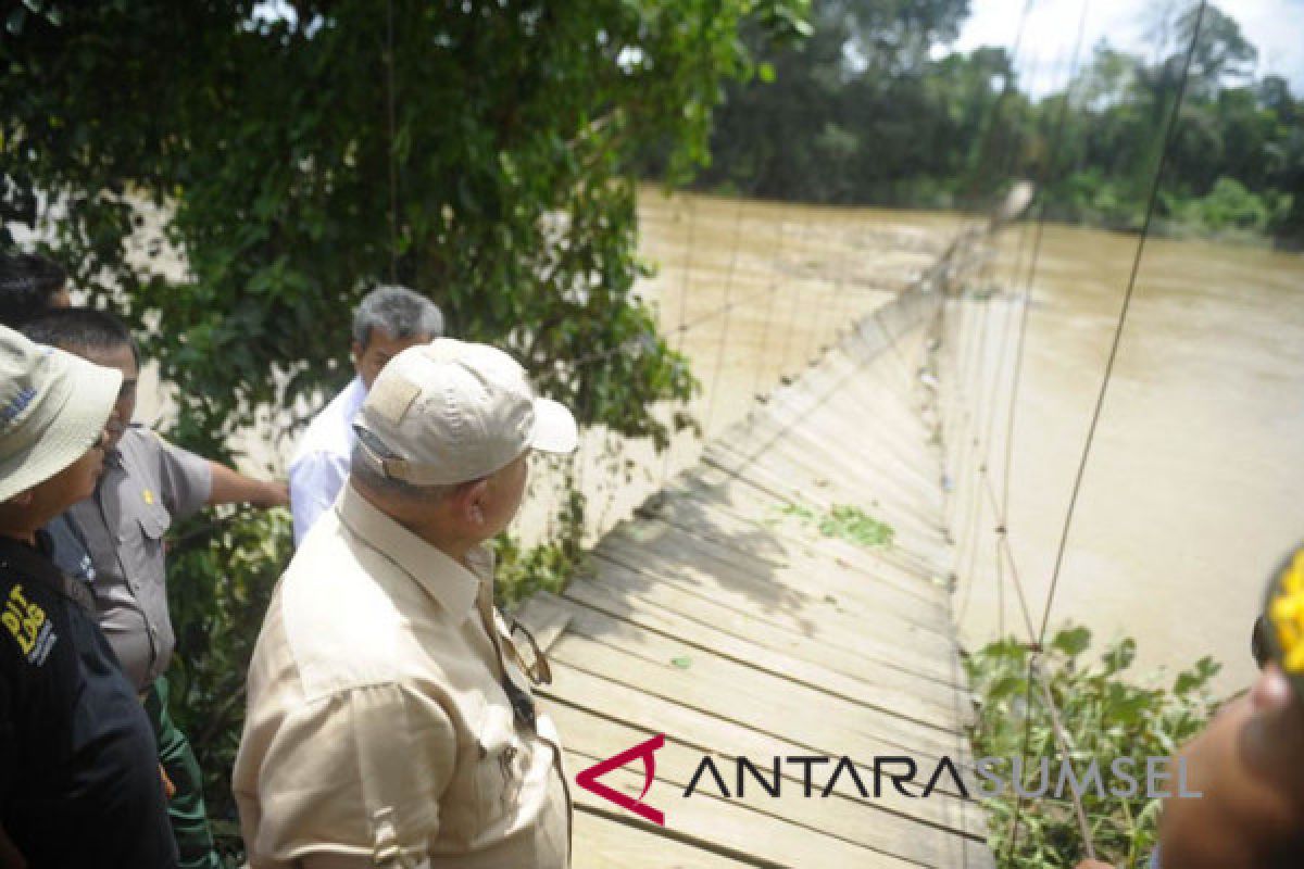 Gubernur Sumsel tinjau jembatan putus di Kabupaten OKU