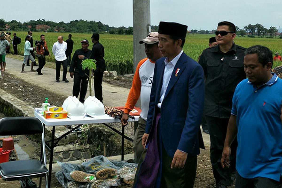 Presiden lihat dari dekat program padat karya di Cirebon