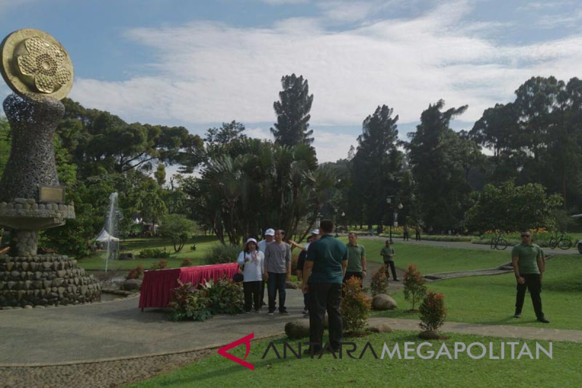 Jokowi-Airlangga Olahraga di Kebun Raya Bogor