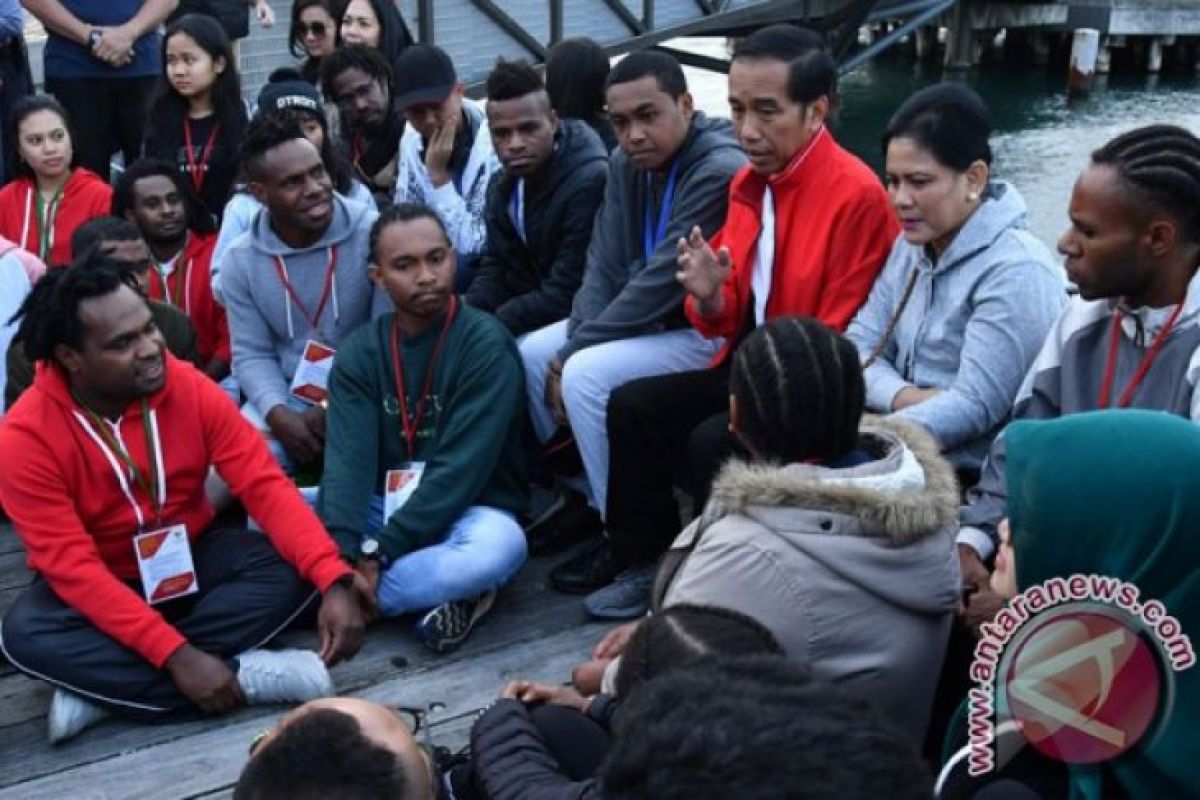 Presiden Jokowi mengobrol santai dengan pelajar Indonesia di Wellington