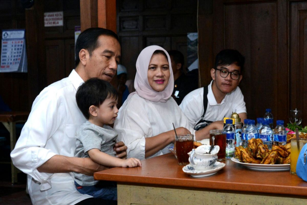 Jokowi Enjoys Weekend Culinary Visit to Solo