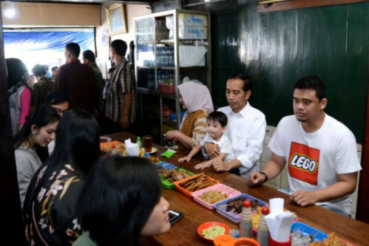 Libur, Presiden Jokowi bersama keluarga makan soto