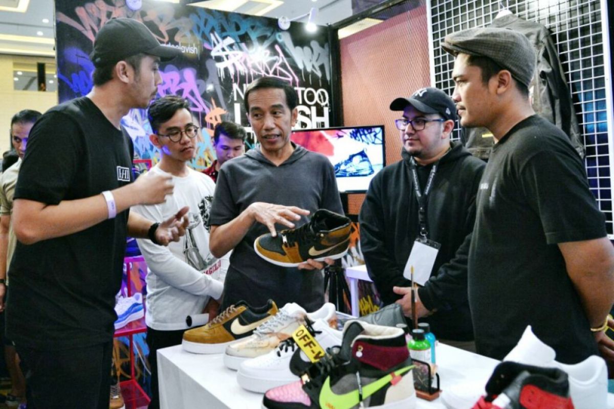 Jokowi: Sepatu Sneaker Lokal Berkualitas dan Bersaing