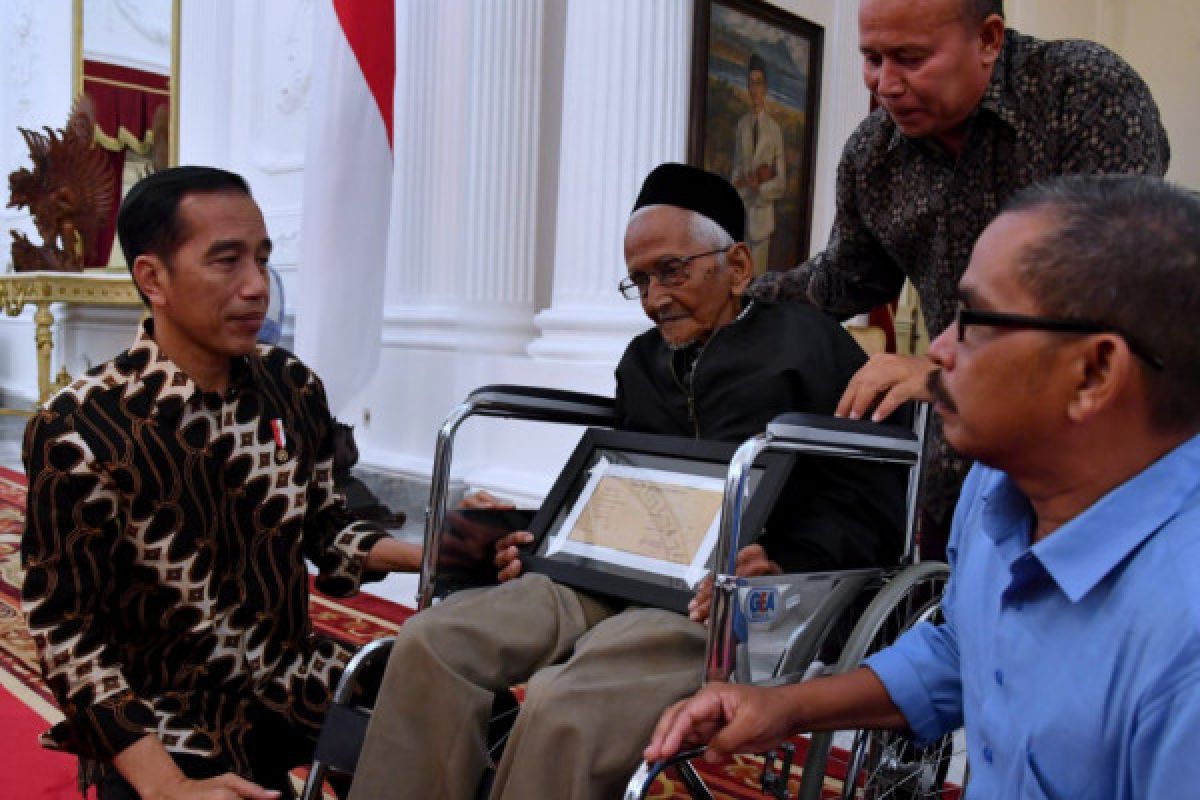 President receives donor of first aircraft Seulawah purchase