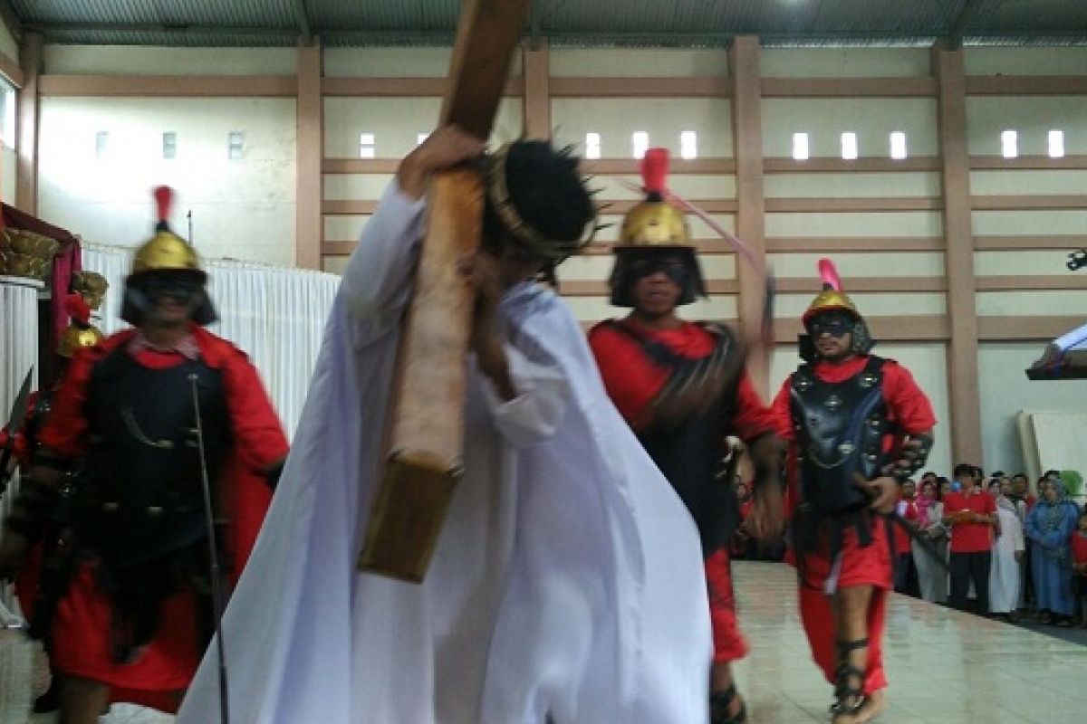 Umat Katolik Minahasa Tenggara laksanakan jalan salib