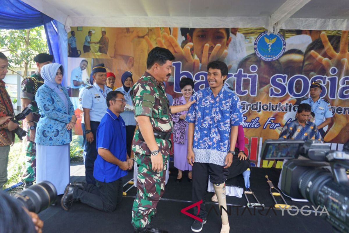 Panglima TNI serahkan bantuan kaki palsu