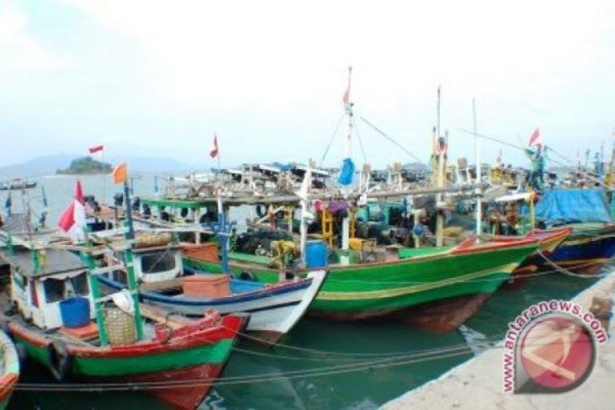 Nelayan siapkan kapal penghalau trawl