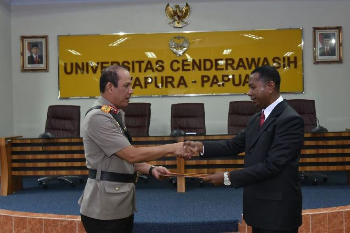 Kapolda Papua: banyak penyidik belum bergelar sarjana hukum