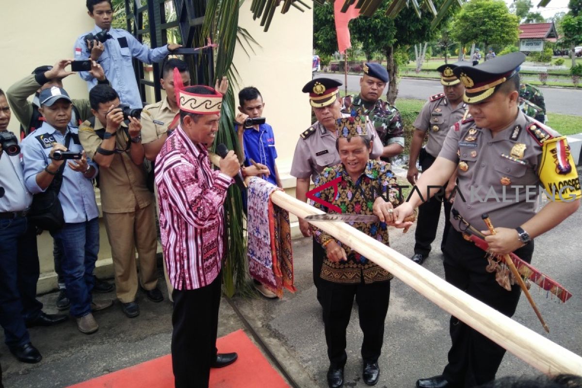 Kapolres Seruyan Yang Baru Disambut Tradisi Potong Pantan Antara News