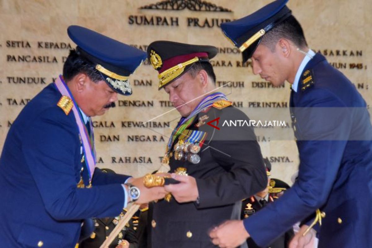 Tanda Kehormatan TNI Dianugerahkan kepada Panglima TNI-Kapolri