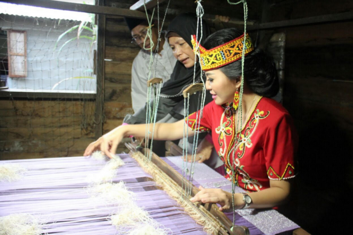 Karolin takjub dengan keuletan pembuat songket Sambas