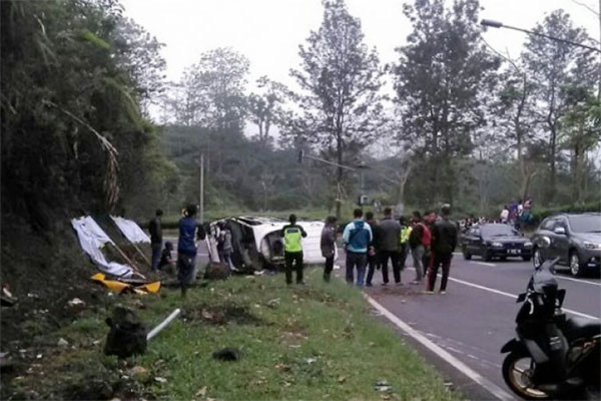 Polisi selidiki kecelakaan minibus di turunan Emen yang lukai belasan orang