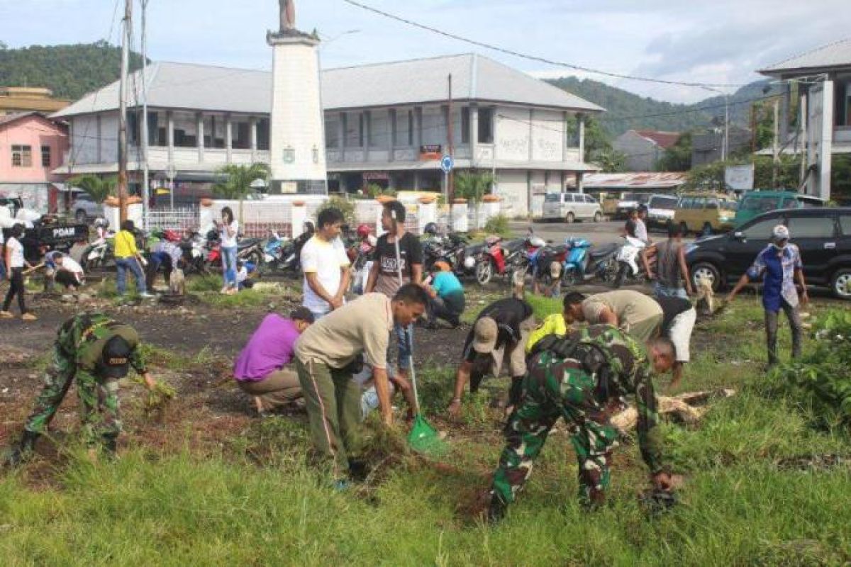 Prajurit Kodim Yawa bersihkan pasar Serui