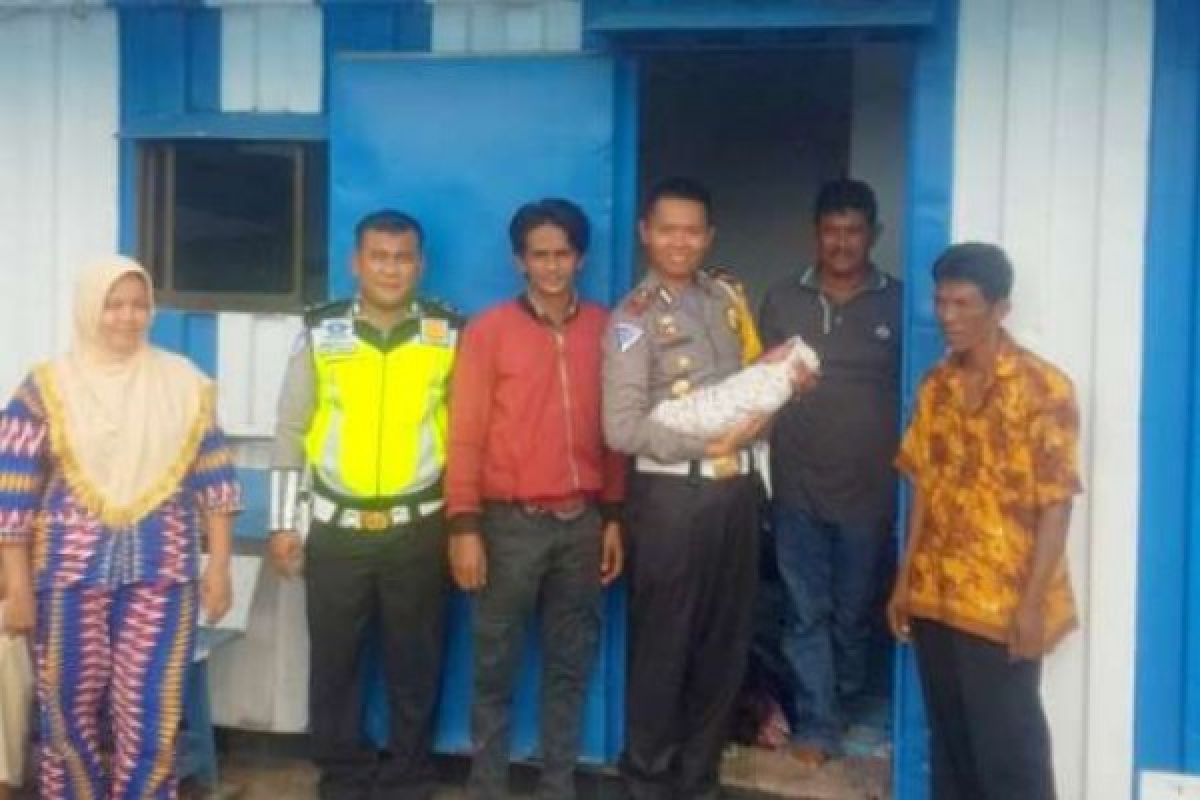 Kisah Ibu Melahirkan di Pos Lantas Poros Rimbang Melintang Rohil