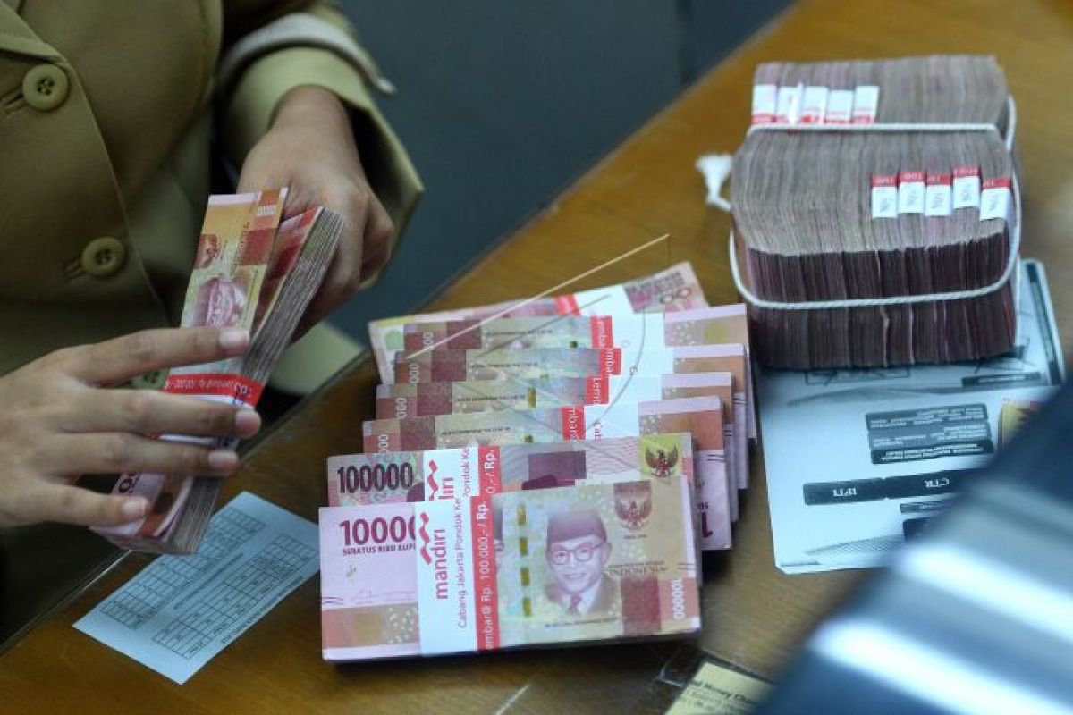 Senin, Rupiah menguat ke Rp13.764 per dolar AS