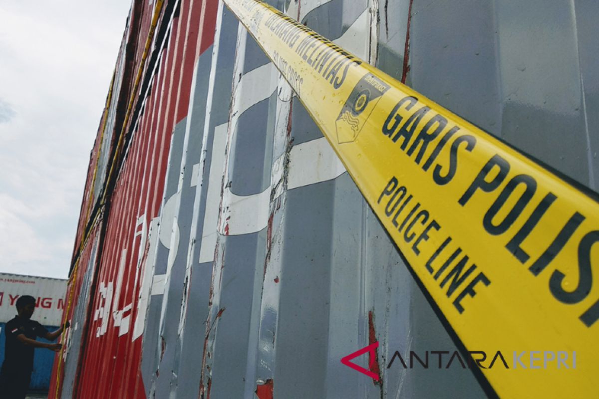 Lima kontainer diduga barang ilegal diamankan polisi