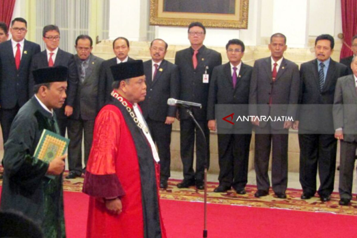 Hakim MK Arief Hidayat Bersumpah di Hadapan Presiden (Video)