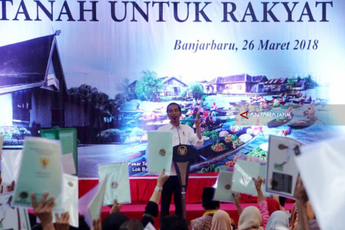 Jokowi Saksikan Pembagian 5.640 Sertifikat Warga Kalsel (Video)