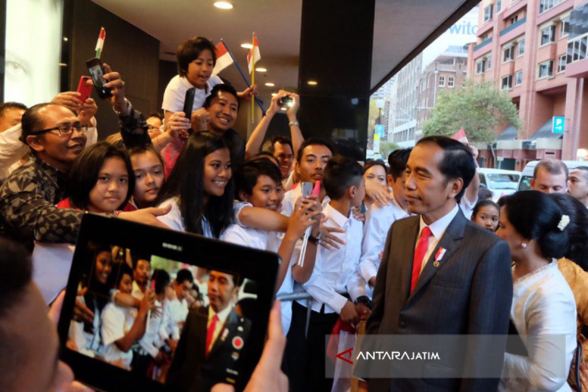 Ratusan Warga Indonesia Sambut Kedatangan Jokowi