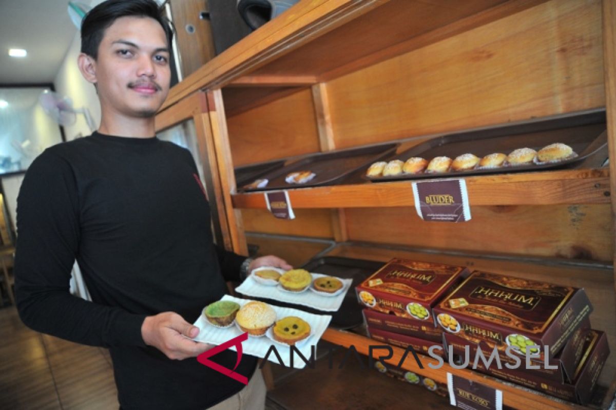 Melestarikan kuliner Palembang di kedai kue 'Harum'