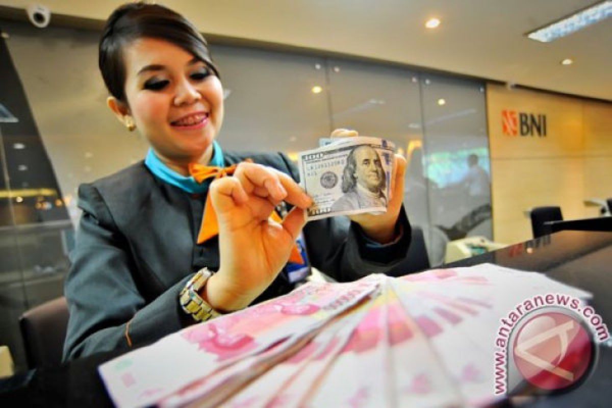 Rupiah dekati Rp14.300, namun berpotensi menguat hari ini