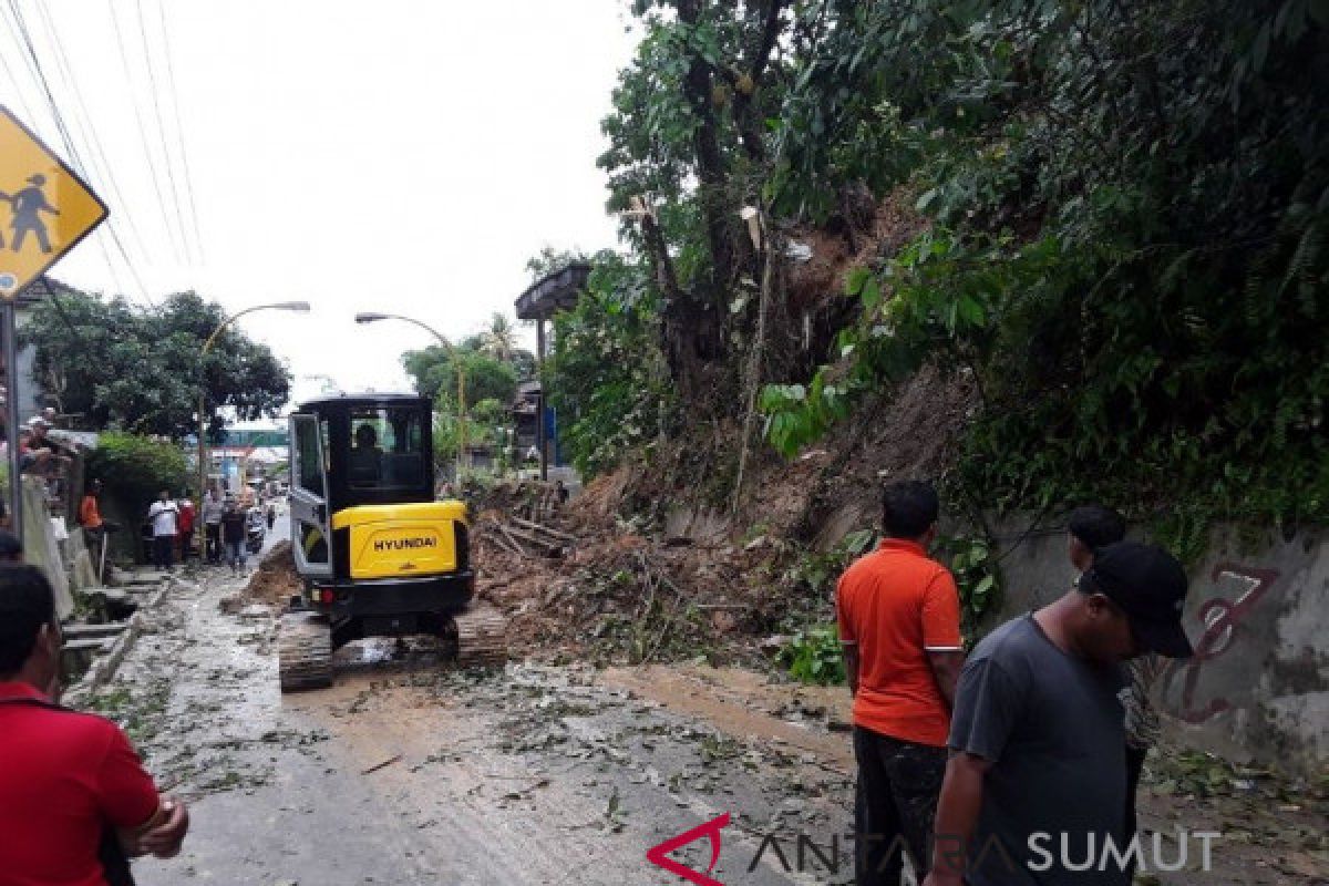 Jalan Sibolga-Barus tertutup longsor