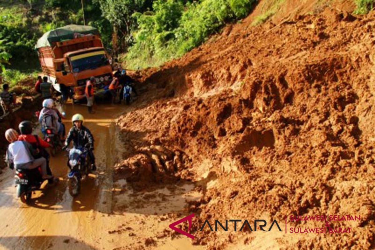 Brimob Polda Sulsel Kirim Personelnya Ke  Lokasi Bencana Longsor