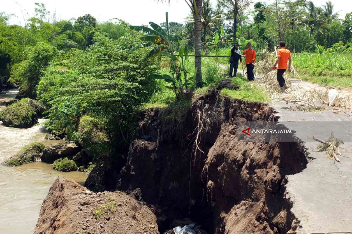 Jalan Penghubung Dua Desa di Jember Ambles Akibat Longsor (Video)