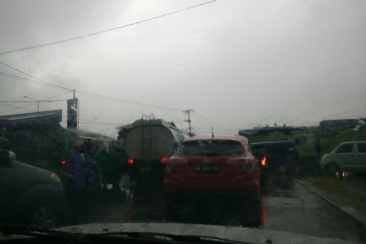 Hujan lebat, lampu lalulintas mati, pengendara "adu bagak" di bypass simpang kampus