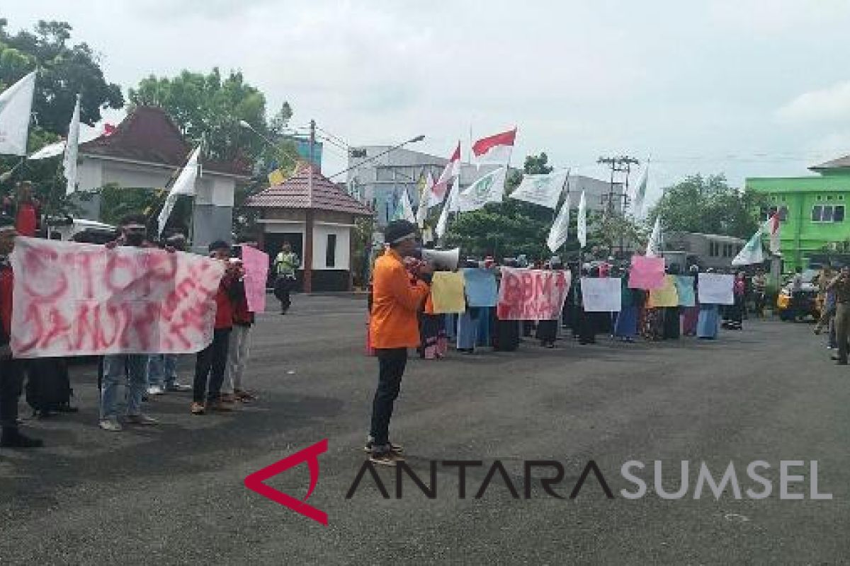 Puluhan mahasiswa di Baturaja demo kenaikan BBM