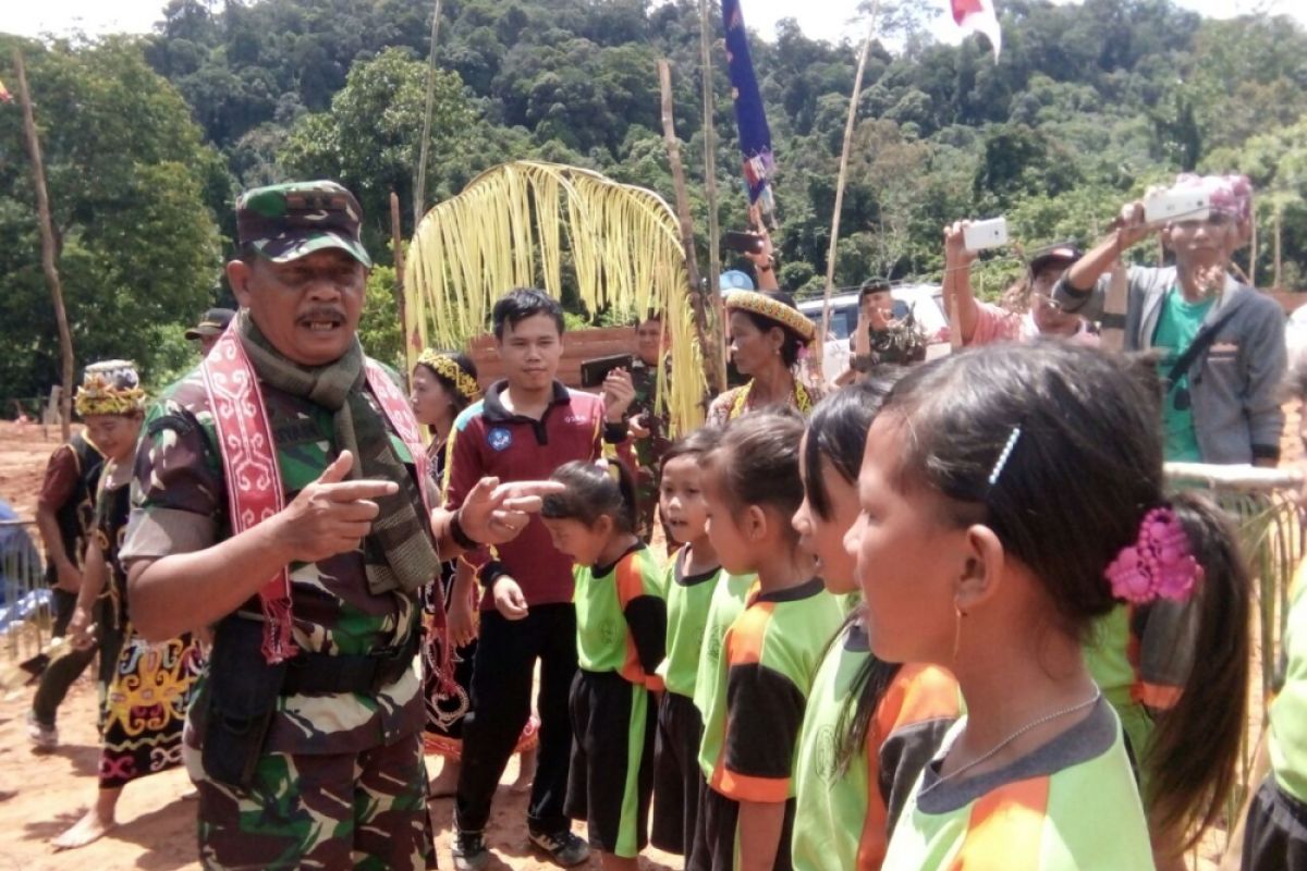 Pangdam Tanjungpura pimpin pelajar nyanyikan lagu Indonesia Raya