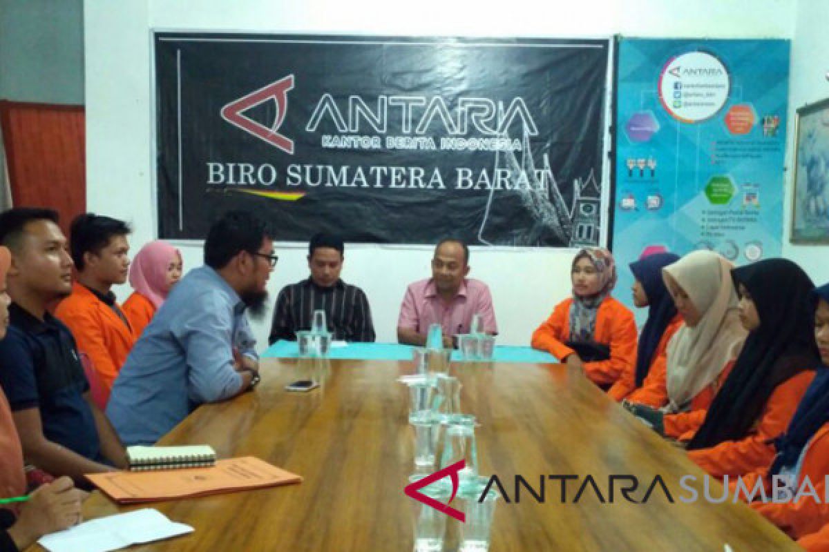 Mahasiswa STIE Perbankan Indonesia kunjungi LKBN Antara Sumbar, belajar jurnalistik