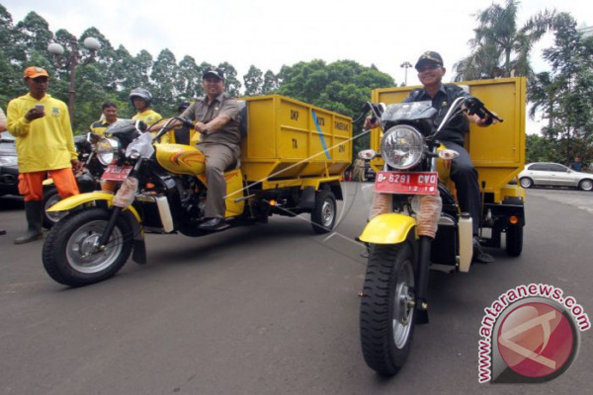 Pencinta lingkungan Balanipa dapat bantuan sepeda motor
